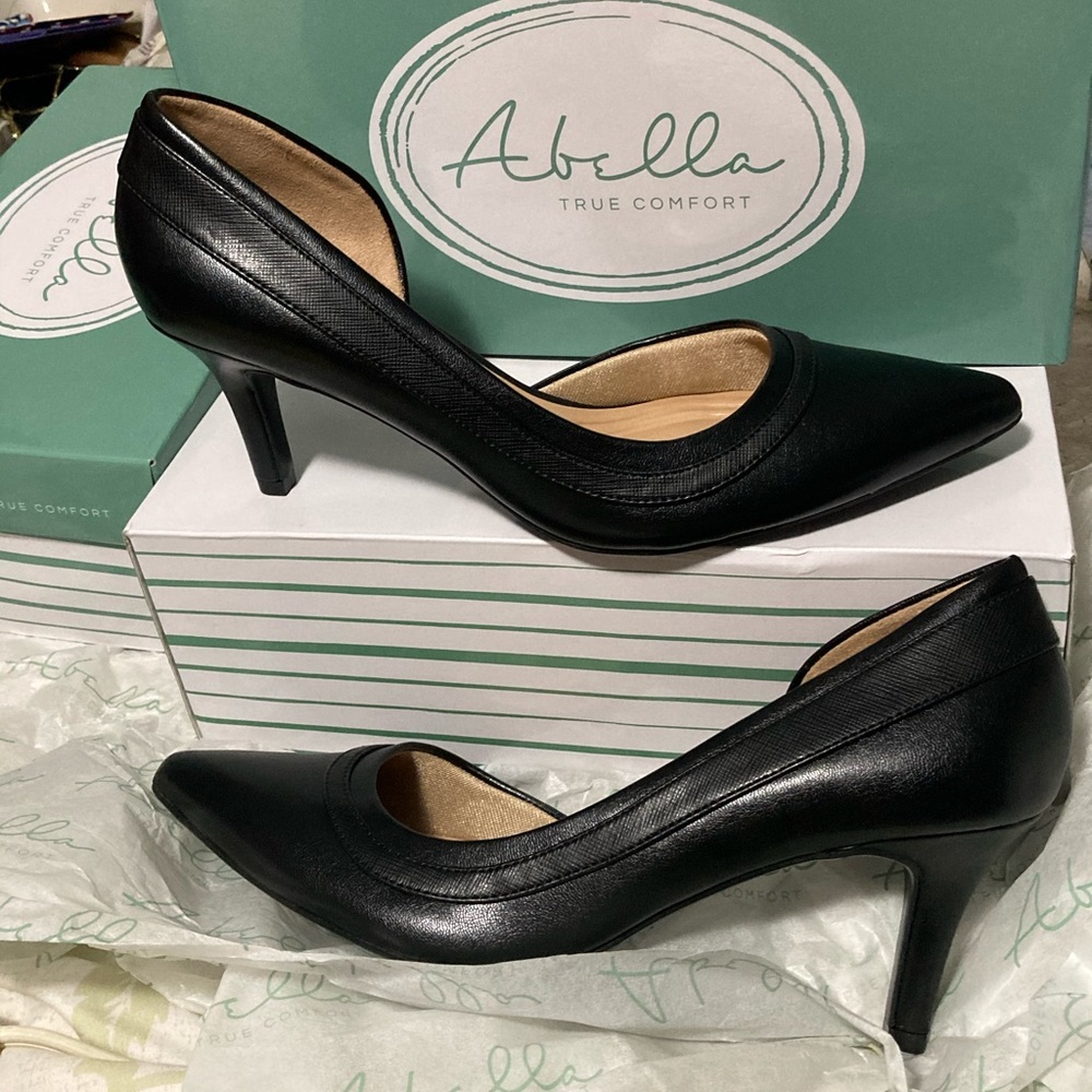 Abella brand new black heels- size 10- NEW in box